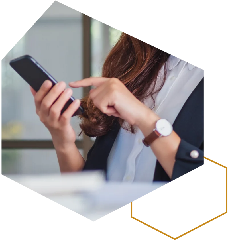 Person bedient ein Smartphone mit beiden Händen.