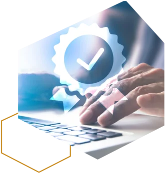 Hände tippen auf einer Tastatur, Symbol mit Häkchen für Bestätigung.