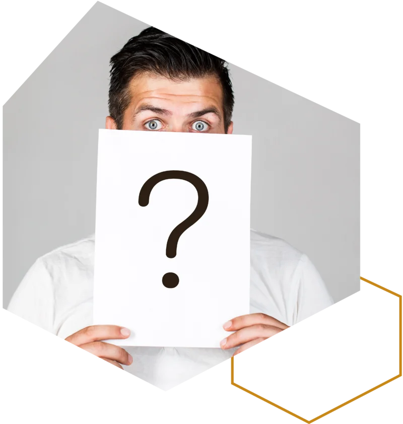 Person hält ein Blatt mit einem Fragezeichen vor dem Gesicht.