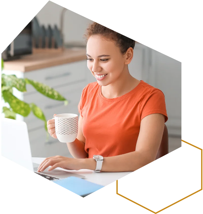 Frau arbeitet am Laptop am Schreibtisch zu Hause